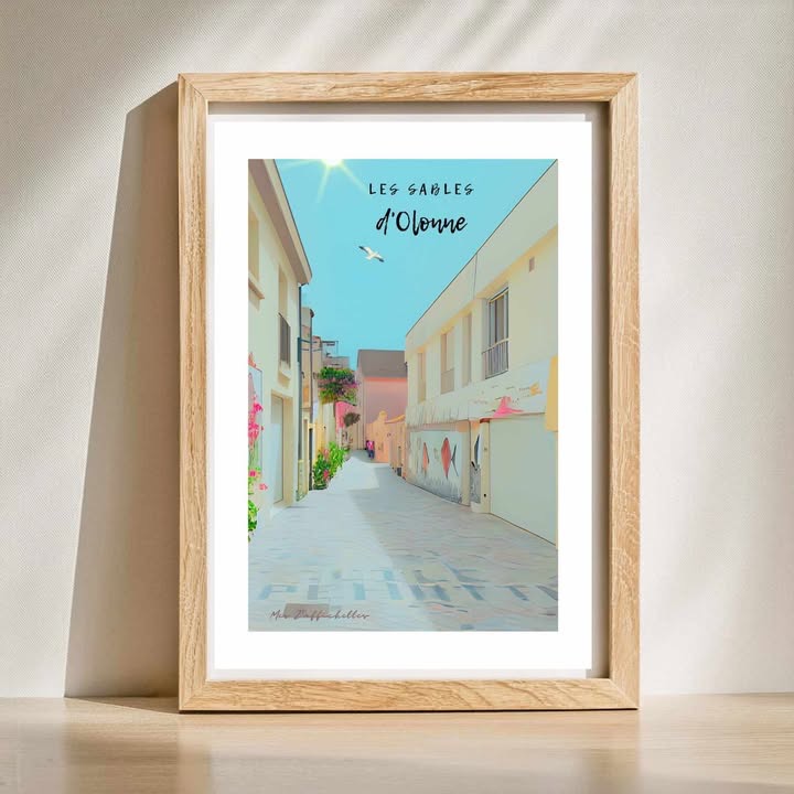 Affiche des Sables d'Olonne représentant une rue colorée avec des bâtiments et des fleurs, encadrée en bois.