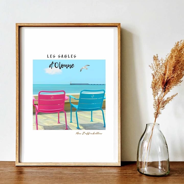 Affiche artistique représentant des chaises colorées devant la mer aux Sables d'Olonne, avec un oiseau en vol.