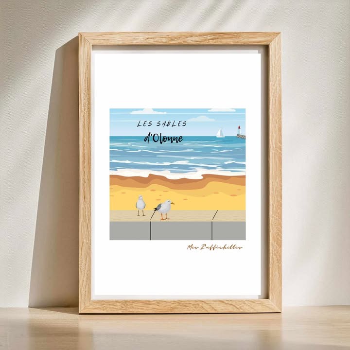 Une illustration colorée représentant la plage des Sables d'Olonne avec des mouettes, des vagues et un phare en arrière-plan, encadrée en bois.