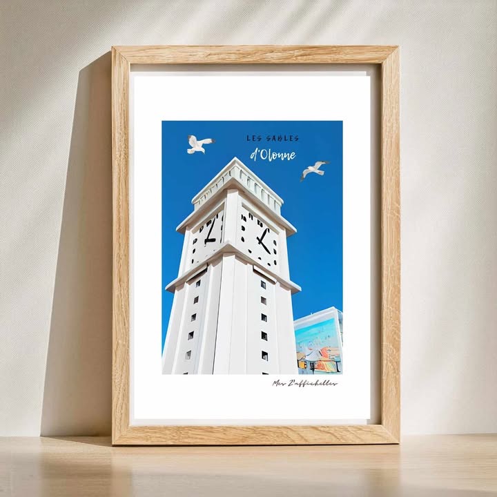 Affiche illustrant la tour de clock des Sables d'Olonne, encadrée, avec un ciel bleu et des oiseaux en vol.
