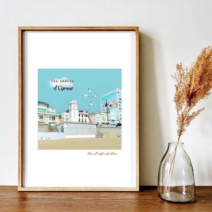 Illustration encadrée représentant Les Sables d'Olonne, avec des bâtiments et des mouettes au-dessus d'une plage, dans un style art naïf.